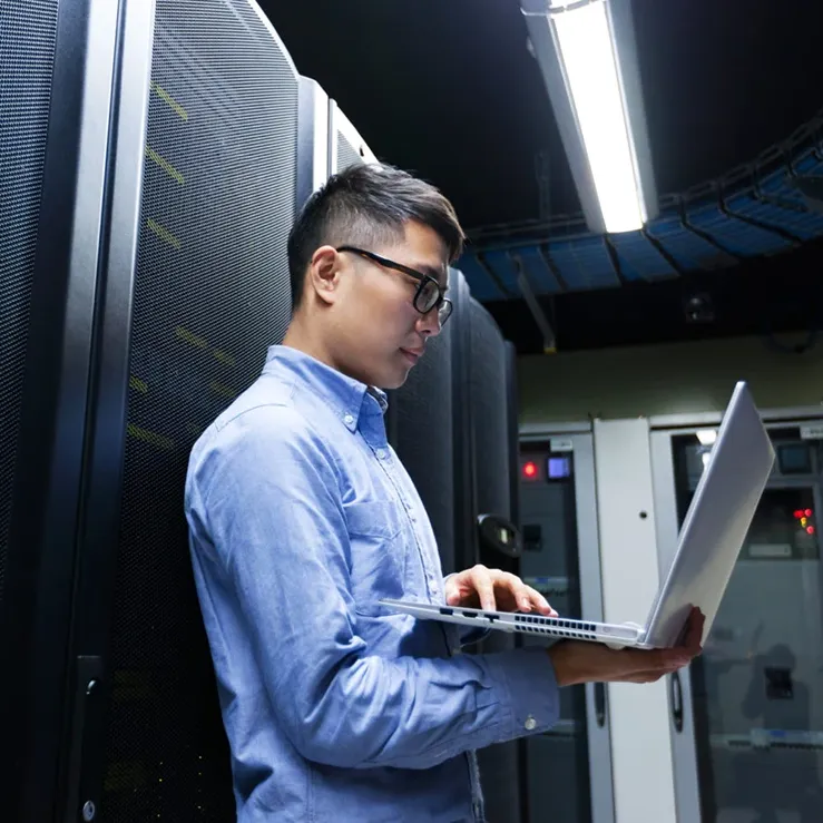 macho asiático que ofrece soluciones de gestión de servidores en data center
