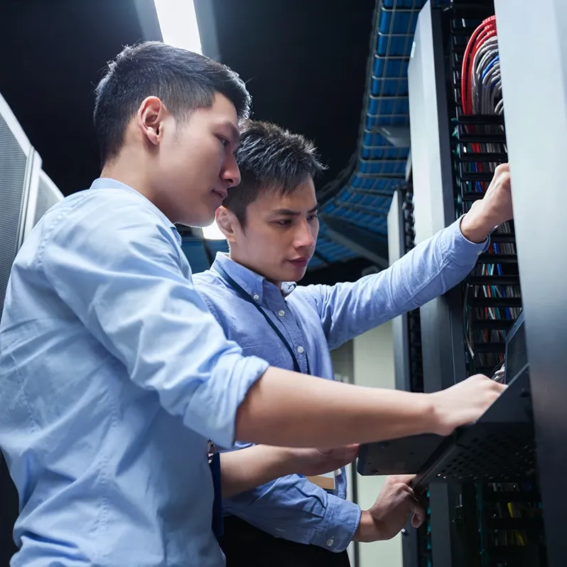 dos proveedores de servicios de gestión de servidores en el terminal de servidores