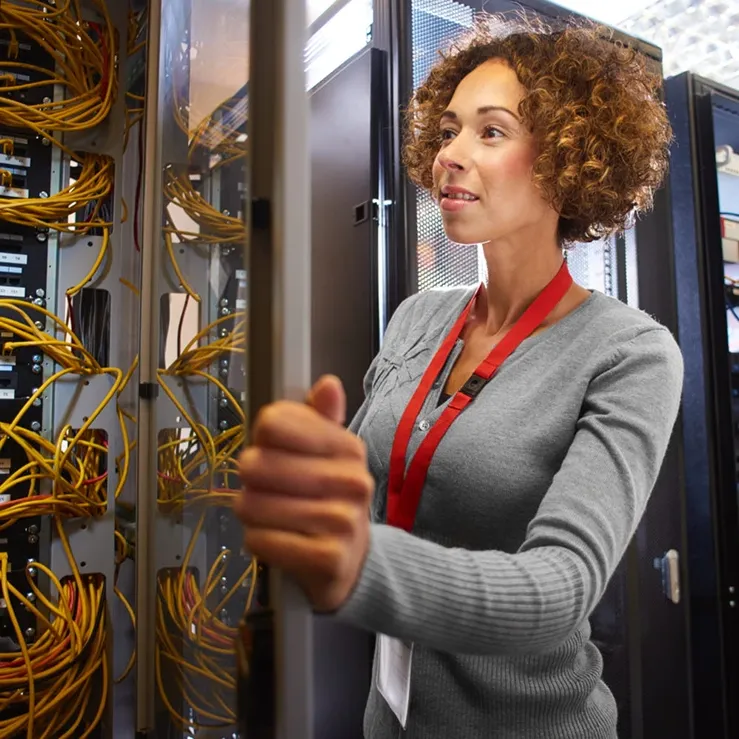 mujer que representa a las empresas de gestión de servidores en data center